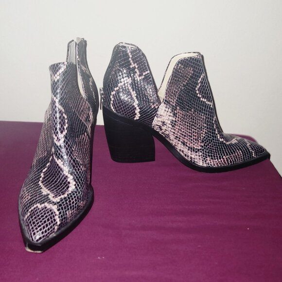 Vince Camuto Gigietta snakeskin print bootie Size 8 - Picture 4 of 9